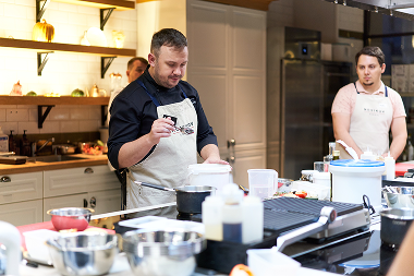 Мужчины на кулинарном мастер-классе Novikov School